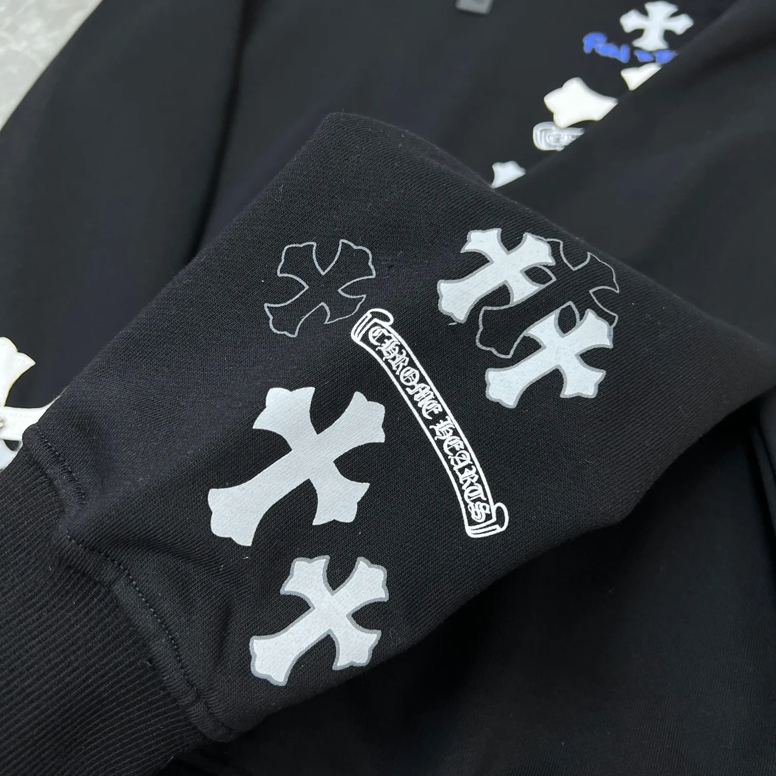 P246 Chrome Hearts Autumn and Winter 2025 Available simultaneously at counters Cross Sanskrit patchwork leather overlapping metal round neck sweatshirt Heavy hand-cut patch embroidery process➕Tajima machine embroidery➕Handmade willows Improved customized version 1:1 high gram weight original fabric Recommended color: black white Size: S, M, L, XL